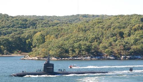 The Los Angeles-class attack submarine USS Providence (SSN 719) transits the Thames River as it departs Naval Submarine Base New London for a six-month deployment. (Photo: U.S. Navy)