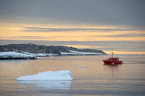 Antarctic Survey Vessel Wyatt Earp Surveying Newcomb Bay. Photo: ABHSO Dyer, Royal Australian Navy
