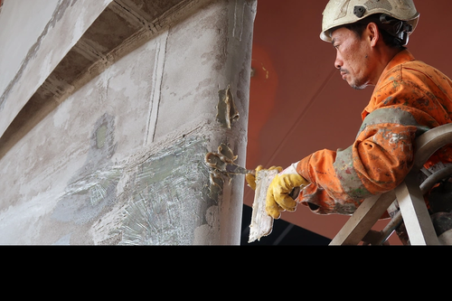  Applying Ecofix on the corroded areas of a rudder. (Photo: Subsea Industries)