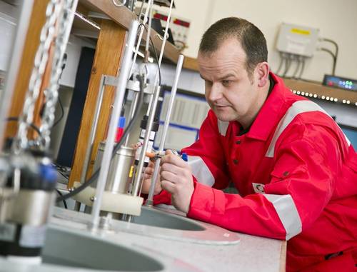 An Ashtead Technology calibration engineer at work.