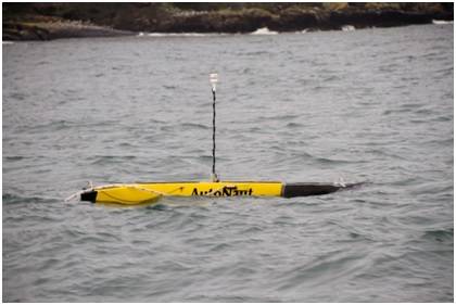 AutoNaut towing an 18m low profile array which can be seen as a pipe on the starboard side, disappearing over the stern.