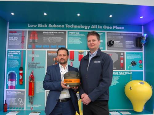 Barry Cairns from Sonardyne (right) and Scott Johnstone from STR (left) confirm the deal that makes STR the first to purchase the new Syrinx DVL (Photo: Sonardyne)