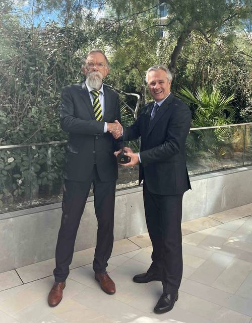 On behalf of Van Oord, Govert van Oord (r) accepts the Safety Award 2026 which was bestowed by IADC’s President Frank Verhoeven (l). © Van Oord