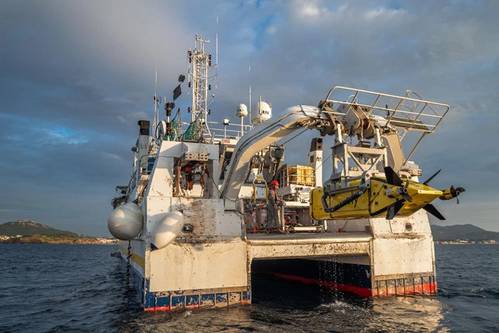 Ulyx AUV being deployed during its first dives. Ifremer