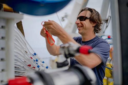 URI’s Brennan Phillips prepares the rotary actuated dodecahedron sampling system before the final dive of the Designing the Future cruise in 2021. (Photos: Jovelle Tamayo/Schmidt Ocean Institute). © URI