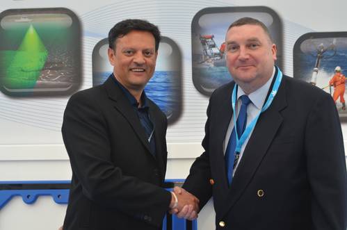 David Currie, MD of Seatronics (left) and Martyn Grange, sales manager of Teledyne TSS confirm the sale at Ocean Business.  (Credit: Teledyne)
