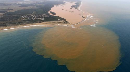 Rio Doce rivermouth in the town of Regência weeks after the Samarco dam collapse image (Creative Commons - Arnau Aregio)