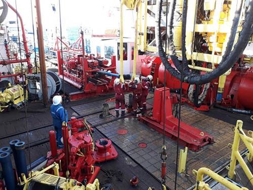 Drillers working on the rig floor of IODP Expedition 372. © Phil Barnes, NIWA