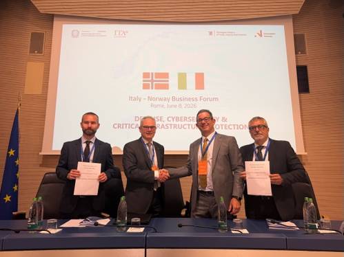 Espen Henriksen, SVP Uncrewed Platforms KONGSBERG, and Drass CEO Sergio Cappelletti formalise the agreement with a handshake flanked by Sigurd Aksnes Fjerdingen (left), VP Products, Uncrewed Platforms at KONGSBERG, and Marco Bellomo, Technical Director at DRASS. © KONGSBERG