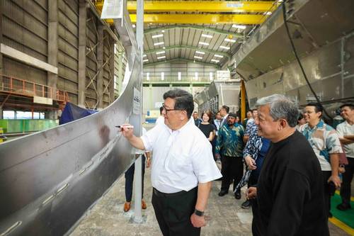 Pak Eugene Cho Park - Chief Executive Officer of Bintan Resort Ferries (left) and Pak Frans Gunara - Chief Operations Officer of Bintan Resort Ferries (right) signing the keel. © Strategic Marine