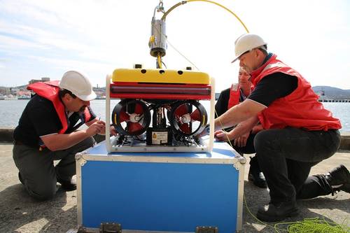 Falcon training incorporates plenty of practical hands-on experience for the CSIRO staff. (Photo: Saab Seaeye)