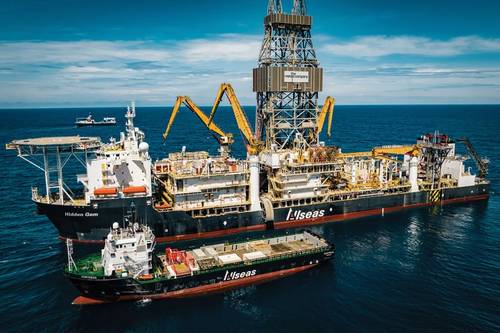 The four-kilometer airlift riser system installed upon the Hidden Gem is constructed from multiple sections of piping which must be sequentially lowered to the seafloor.
Image courtesy of TMC
