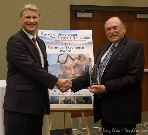 Jim Garrington receives the award from DCBC Chairman Jonathan Chapple (Photo: Shark Marine Technologies)
