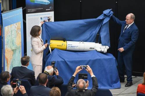 GEOMAR Director Professor Katja Matthes and H.S.H. Prince Albert II of Monaco at the christening of the AUV Albert I de Monaco. Photo: Thomas Eisenkrätzer (via GEOMAR)