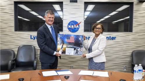 Giovanni Cristofoli, SVP of bp Solutions, and Vanessa Wyche, Director of NASA's Johnson Space Center, sign a Space Act Agreement. (Source: bp)
