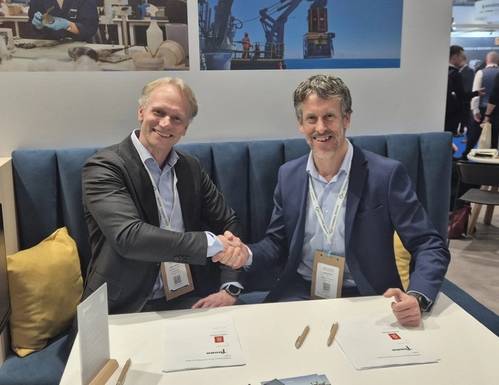 Mark Heine, Fugro CEO, (left) and Auden Berg, EVP, Kongsberg Discovery, sign the agreement at Oceanology International. © Kongsberg Discovery

