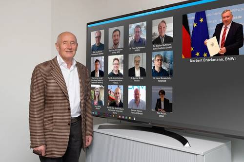 Hermann Rosen, President of the ROSEN Group (on the left in the photo), at the handover of the funding decision by Norbert Brackmann, Coordinator of the German Government for the Maritime Industry (on the top right), to representatives of the nine participants of the CIAM project during an online event. Image: ROSEN Group