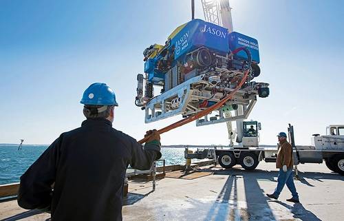Jason program manager Matt Heintz helps test Jason on the WHOI dock. (Photo by Tom Kleindinst, Woods Hole Oceanographic Institution)