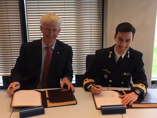 Jelle Loosman (Managing Director, Damen Shipyards Den Helder), Wing Commander KLTZ Marc Hermsen (Head of Purchase Office DMO) (Photo: Damen)
