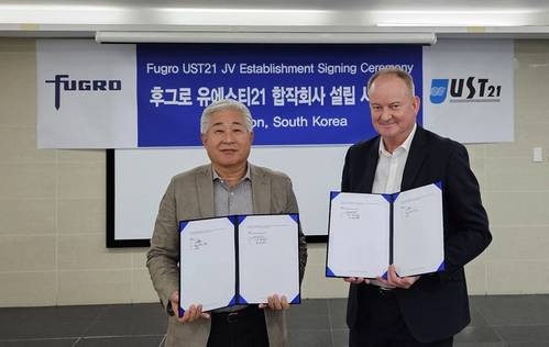 L to R: Jongwook Kim, CEO of UST21, and Jerry Paisley, Fugro’s Regional Sales & Marketing Director for APAC (Credit: Fugro)