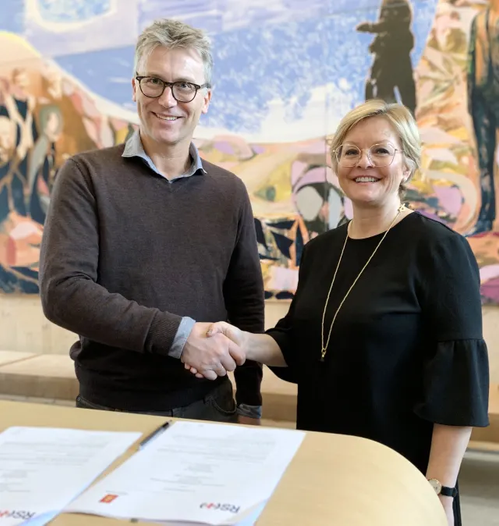 Kongsberg Maritime’s Bjørn Jalving and the Norwegian Society for Sea Rescue’s Rikke Lind signed the cooperation agreement. (Photo: Kongsberg Maritime) 
