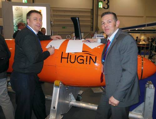 Kongsberg's Helge Uhlen and Andy Hoggarth from CARIS sign MOU at Oceanology International.