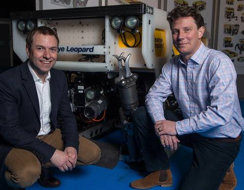 Managing director of Saab Seaeye, Jon Robertson, signs new ROV deal with ROVOP’s chief executive officer, Steven Gray. (Photo: ROVOP)