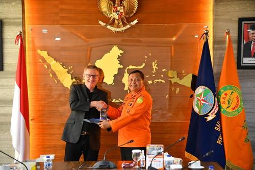 L-R: SMD’s John McCann and Basarnas’ Marsdya TNH Henri Alfiandi. Credit: SMD.