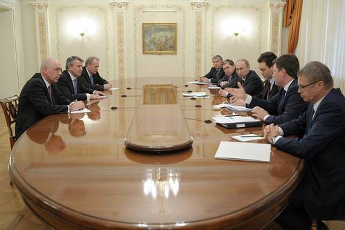 Meeting with Shell CEO Ben van Beurden. (Photo: The Presidential Press and Information Office)
