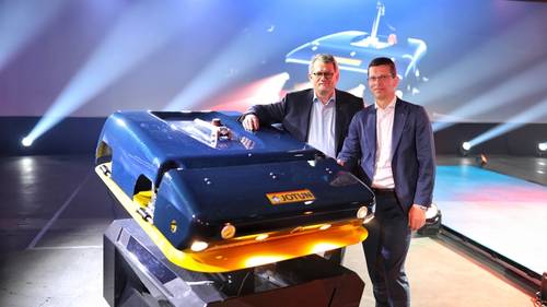 Morten Fon, President & CEO, Jotun (left) and Geir Haaoy President & CEO, Kongsberg (right). Image: Jotun