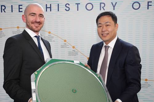 Dr Nathan Kundtz, Kymeta President and CTO (left) and Eric Sung, Intellian President and CEO with a Kymeta mTenna™ Prototype