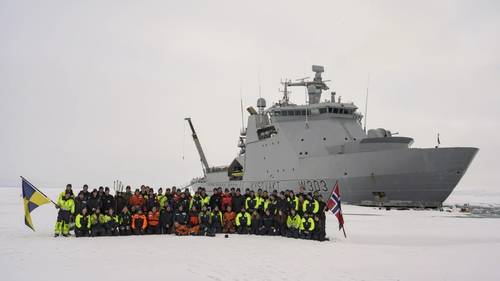 Norwegian Coast Guard vessel KV Svalbard and its crew at the North Pole: the ship is the first ABB Azipod powered craft to reach the Pole. (Photo: ABB)
