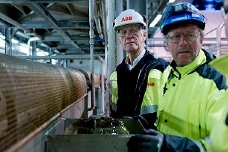 ABB & FMC personnel tour plant: Photo credit ABB