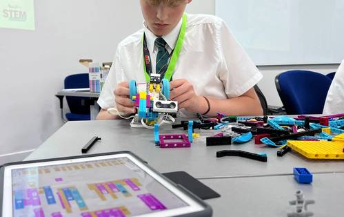  A pupil building a model wheeled ROV out of Lego as part of the GUH STEM Challenge competition. © Global Underwater Hub