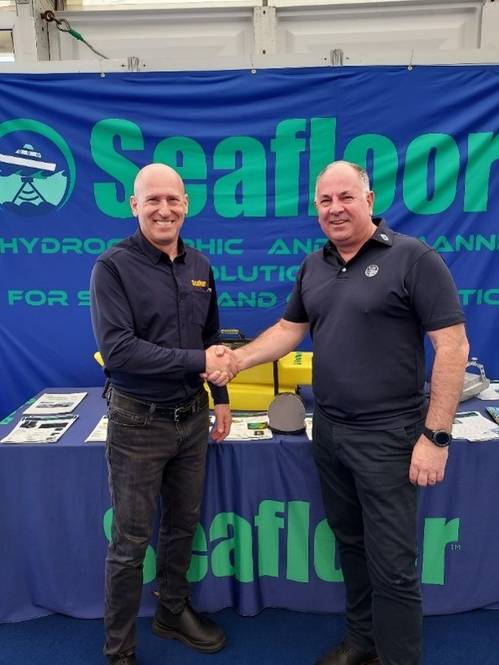 Left to right: John Tamplin, Seafloor Systems, with and Chris Blake, Unique Group, finalizing the contract during Ocean Business 2023 in Southampton, U.K. (Photo: Unique Group)
