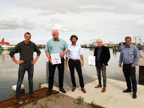 The signing of a contract between shipping company COS Master and the Groningen shipbuilder Next Generation Shipyards in Lauwersoog for the building of an offshore service vessel.