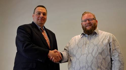 Sonardyne’s Andrew Wood (left) and NDI’s Andy Meecham (right) conclude the deal that sees NDI become Sonardyne’s nonexclusive partner for maritime security in the U.S.