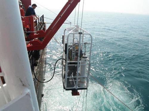 Sterling Global Operations diver preparing to descend to wreck of VLCC Amuriyah to check for unexploded ordnance. (Photo: Sterling Global Operations)
