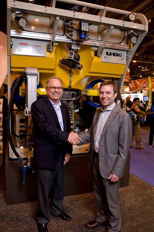 Tyler Schilling (left), president at FMC Technologies Schilling Robotics, and ROVOP managing director, Steven Gray, sign ROV contract at OTC.