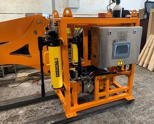 The tyres are connected to a hydraulic cylinder to clamp the wheels together. Image courtesy DLM