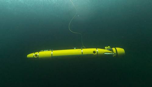 Underwater view of the AUV DeepLeng diving in the frozen lake Torneträsk during the Abisko field trials of the project EurEx-LUNa. © DFKI