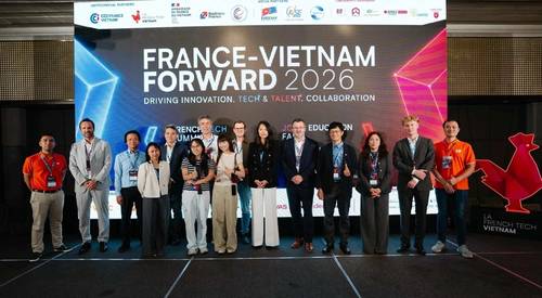 Winners of the Challenge for impact on the stage of France Vietnam Forward (Credit: ZEBOX)