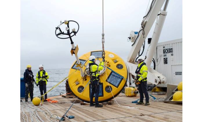 R/V Falkor (too) crew and Argentine science team prepare to deploy a Servicio de Hidrografía Naval’s Wavescan Oceanor Buoy, or WOB; the moored buoy collects data on currents as well as hydrographic and atmospheric parameters. © Schmidt Ocean Institute