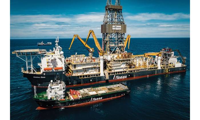 The four-kilometer airlift riser system installed upon the Hidden Gem is constructed from multiple sections of piping which must be sequentially lowered to the seafloor.
Image courtesy of TMC
