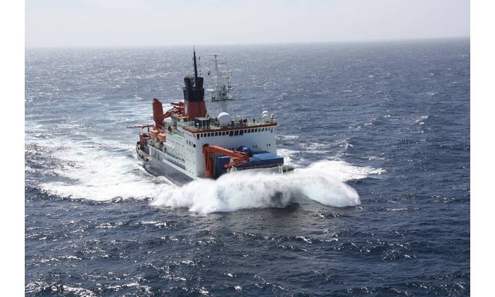 Polarstern in open Water (Photo: Alfred Wegener Institute / Folke Mehrtens)