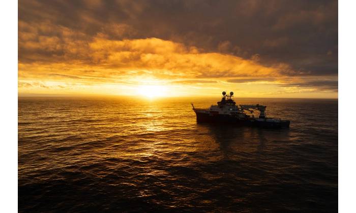 Research Vessel Falkor (too) with ROV SuBastian deployed in the South Atlantic Ocean during the expedition. © Misha Vallejo Prut / Schmidt Ocean Institute