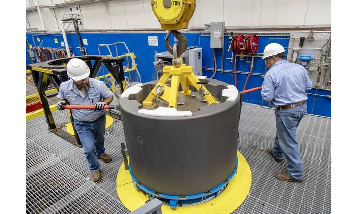 
SwRI’s new 30-inch pressure vessel takes roughly two minutes to close. Similar vessels can take 30 to 45 minutes. The vessel accommodates testing at pressures of up to 16,500 psig, simulating the deepest ocean regions. (Credit: SwRI)