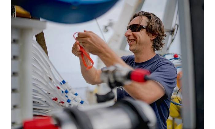 URI’s Brennan Phillips prepares the rotary actuated dodecahedron sampling system before the final dive of the Designing the Future cruise in 2021. (Photos: Jovelle Tamayo/Schmidt Ocean Institute). © URI