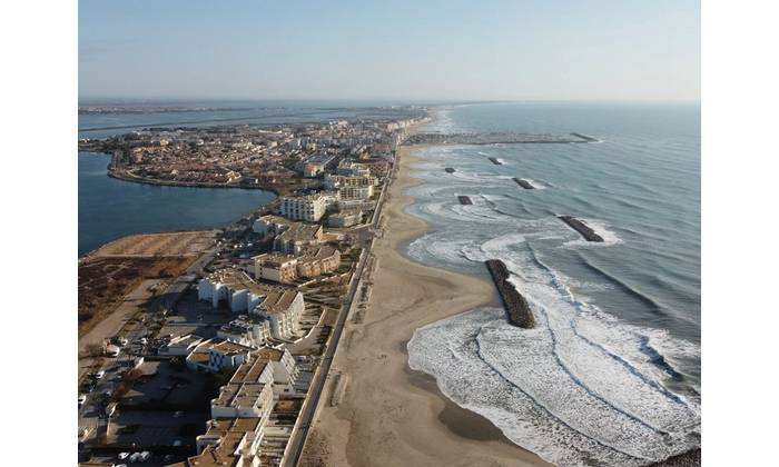 A view on Palavas-les-Flots coastline with waves. © Lineup Ocean