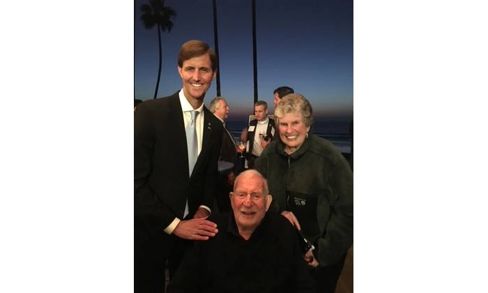 Walter Munk（Centre）与作者（左）和他的妻子玛丽（右）在2018年的Scripps。照片提供作者